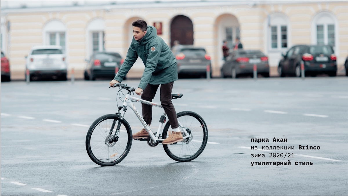 Мальчик в утилитарной парке Brinco на велосипеде